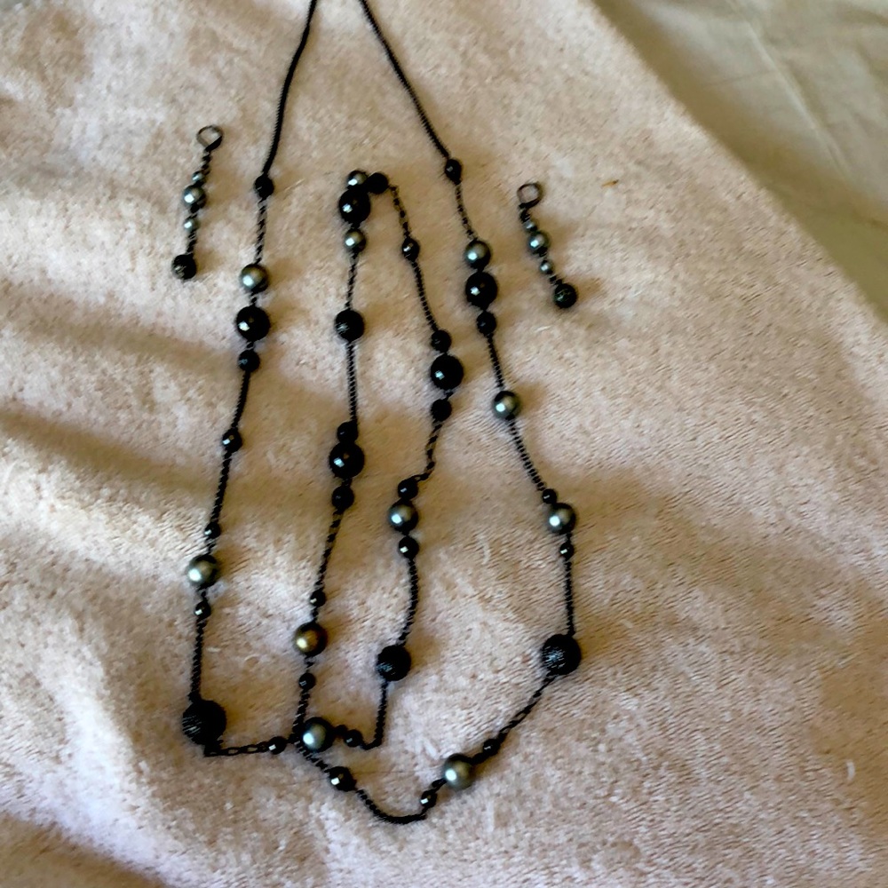 LONG NECKLACE AND EARRINGS.